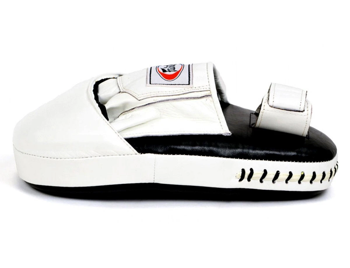 FAIRTEX FOCUS MITTS PRO ANGULAR FMV8 PUNCHING MITTS MUAY THAI - BLACK / WHITE 6 FAIRTEX FOCUS MITTS PRO ANGULAR FMV8 PUNCHING MITTS MUAY THAI - BLACK / WHITE - Image 4