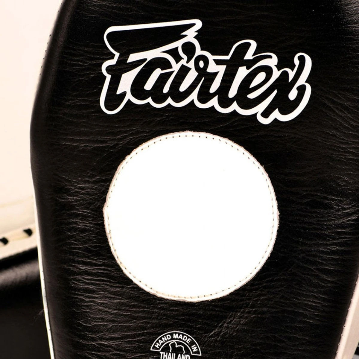 FAIRTEX FOCUS MITTS PRO ANGULAR FMV8 PUNCHING MITTS MUAY THAI - BLACK / WHITE 8 FAIRTEX FOCUS MITTS PRO ANGULAR FMV8 PUNCHING MITTS MUAY THAI - BLACK / WHITE - Image 6